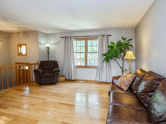 3rd image of 7735 Kensington Ln