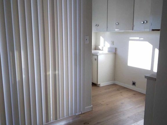 3rd image of 800 18th St #8