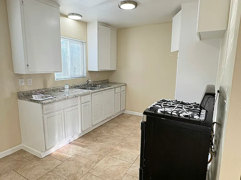 555 W 25th St #2 — Photo 4