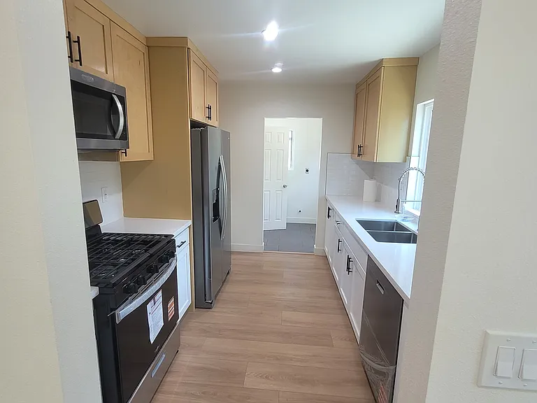 566 W H St — Photo 5