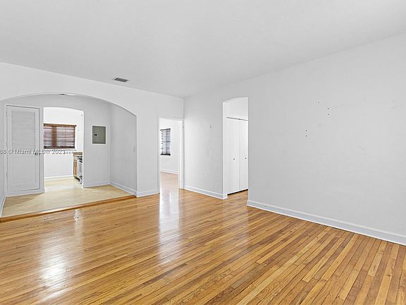5th image of 1561 Lenox Ave APT 4