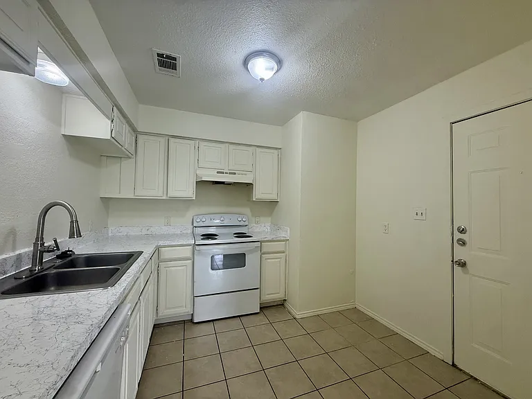 2057 W Walnut St #A — Photo 13