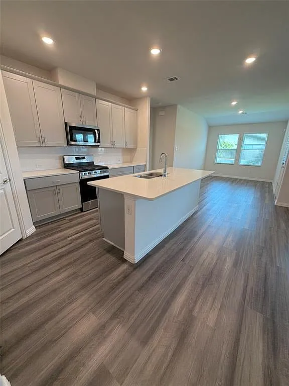 4 bed, 1731 sqft, $2,400 — Photo 2