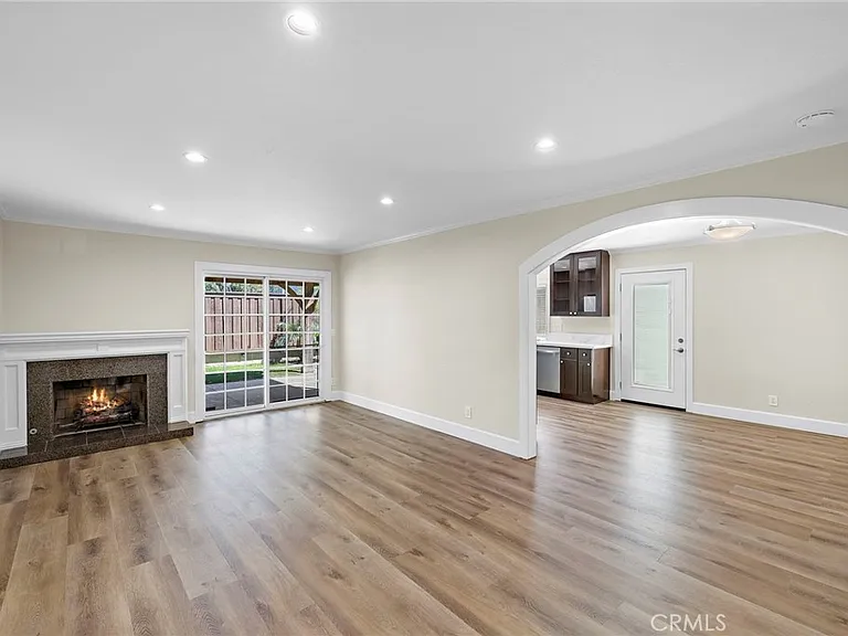 24725 Camarillo St — Photo 10