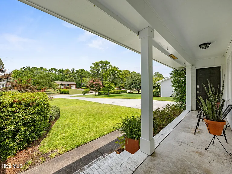 202 Windemere Rd — Photo 8