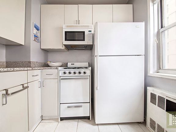 3rd image of 321 E 45th St APT 9A