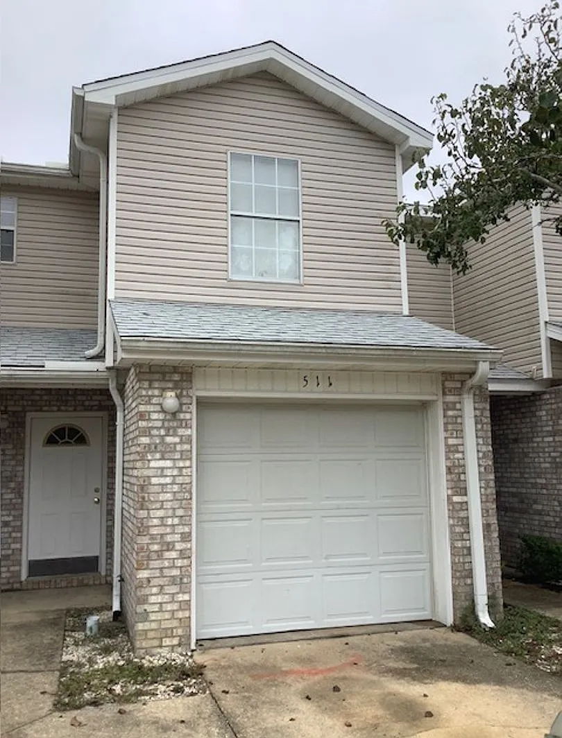 Spacious 2 Bedroom Townhouse in Mary Esther! — Photo 1
