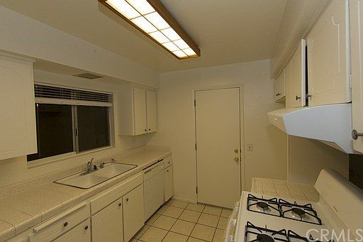 3rd image of 15441 Balboa St