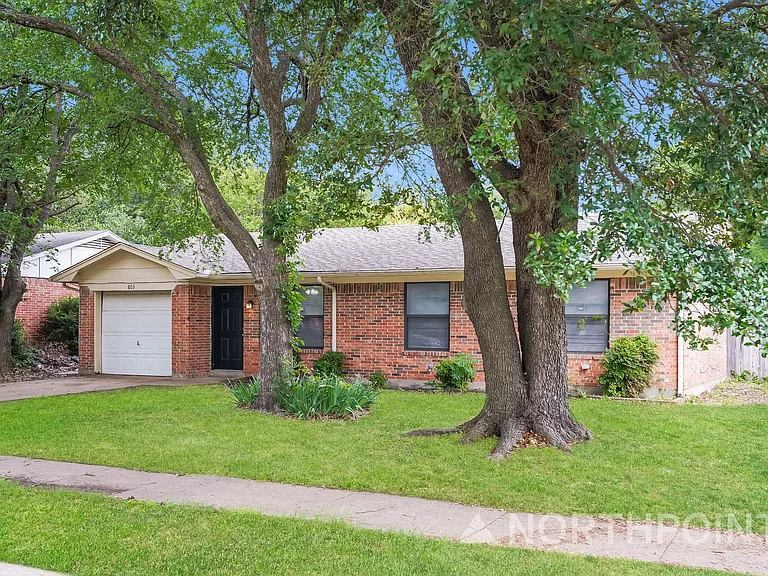 803 Lisa Ln — Photo 2