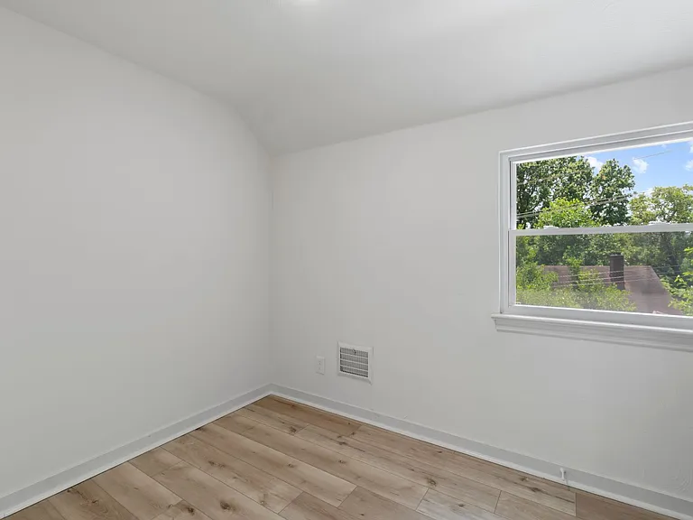 2179 Vantine St — Photo 21