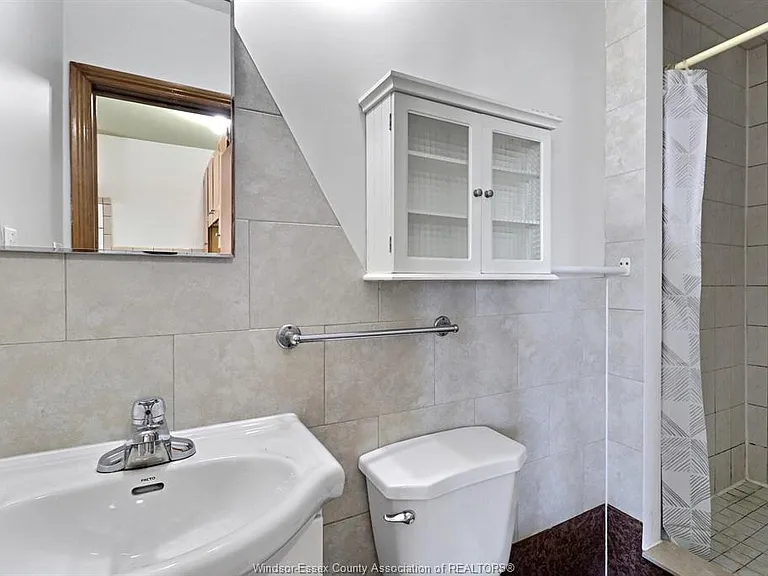 401 Parent Ave #2 — Photo 5