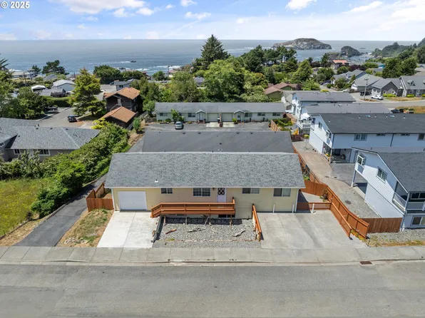 749 1st St, Brookings, OR 97415