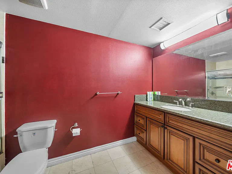 980 S Oxford Ave #202 — Photo 5