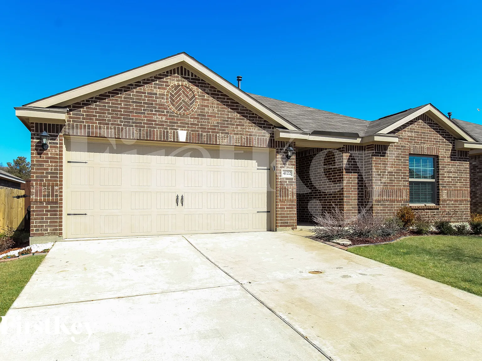 3 bed, 3.0 bath, 1643 sqft, $2,105 — Photo 2