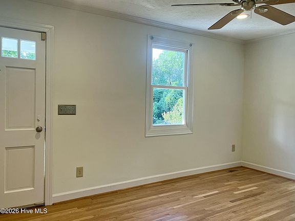 5th image of 529 W Chapin Rd