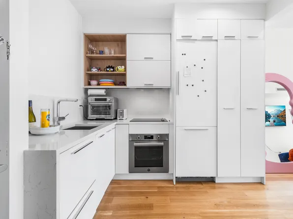 473 Bainbridge Street image 4 of 16