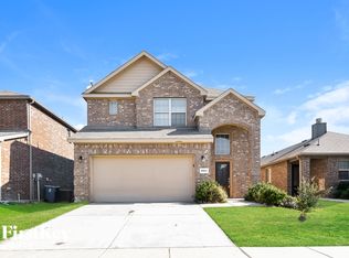 8817 Tenderfoot Ln, Aubrey, TX 76227