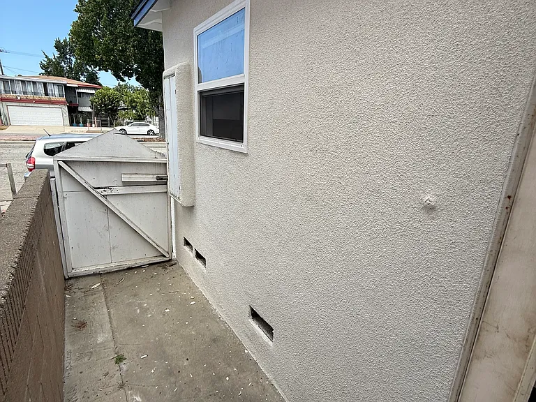 242 E Del Amo Blvd — Photo 16