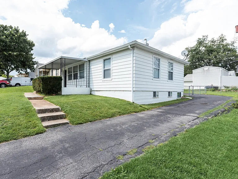 9513 Cloverhurst Dr — Photo 24