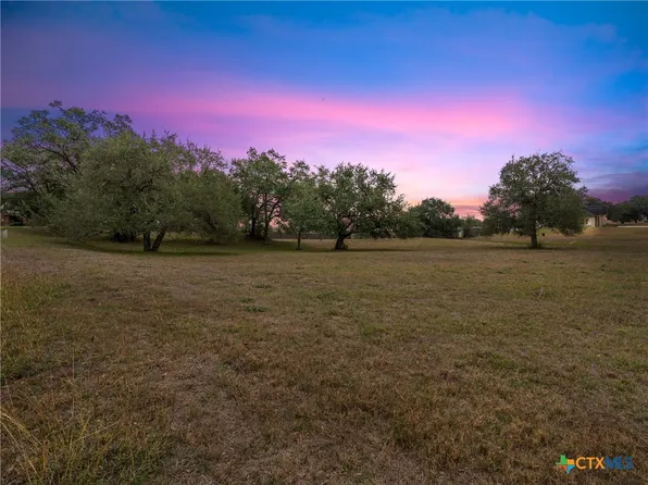 101/103 Pin Oak Cir, Cuero, TX 77954
