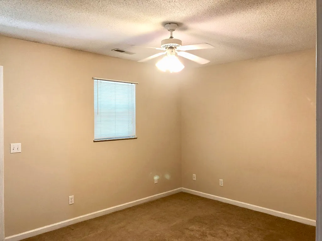 607 Old Creal Springs Apt C — Photo 2