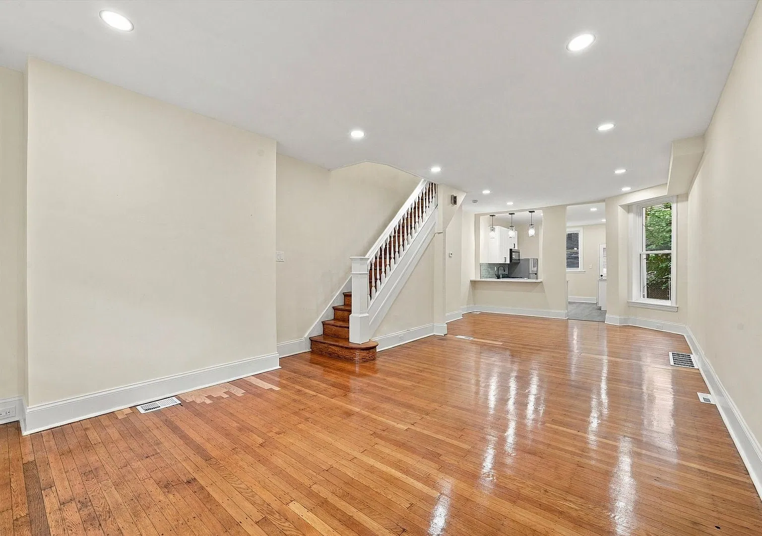 Beautifully updated 2 bed 2 bath House in West Philadelphia with Backyard! — Photo 3