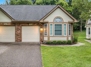 720 Whisperwood Trl, Fenton, MI 48430