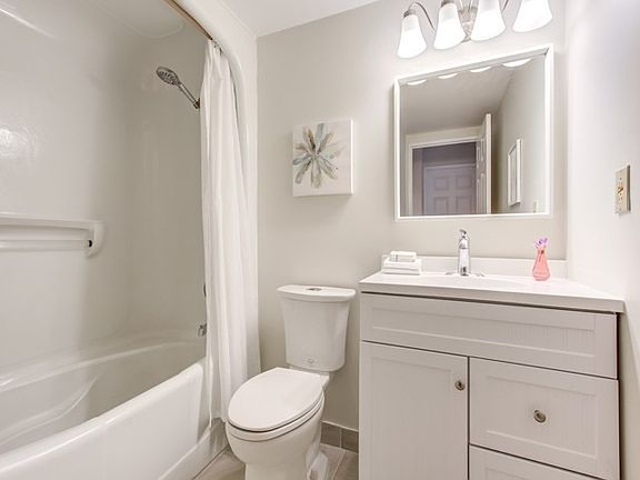 4th image of 7 Bishop Ave Unit 1511