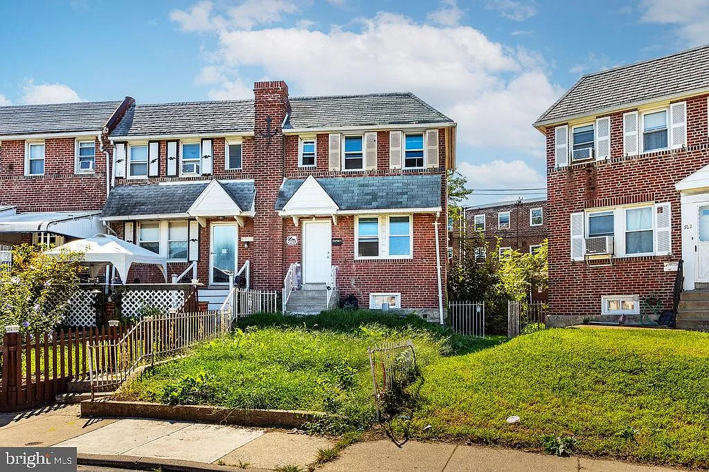 3 bed, 1.0 bath, 1368 sqft, $1,900 — Photo 2