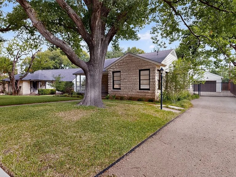 2323 Barberry Dr — Photo 4