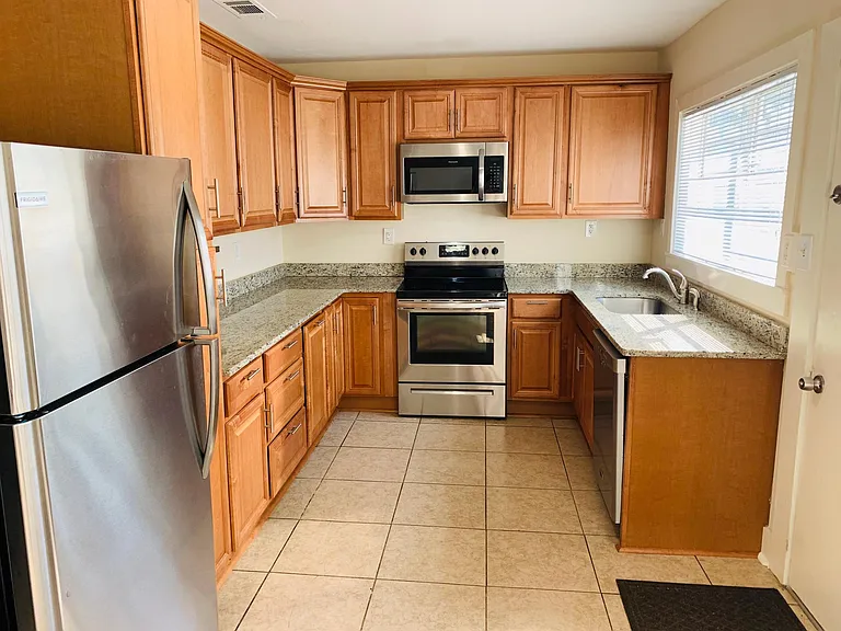 903 Montgomery St — Photo 34