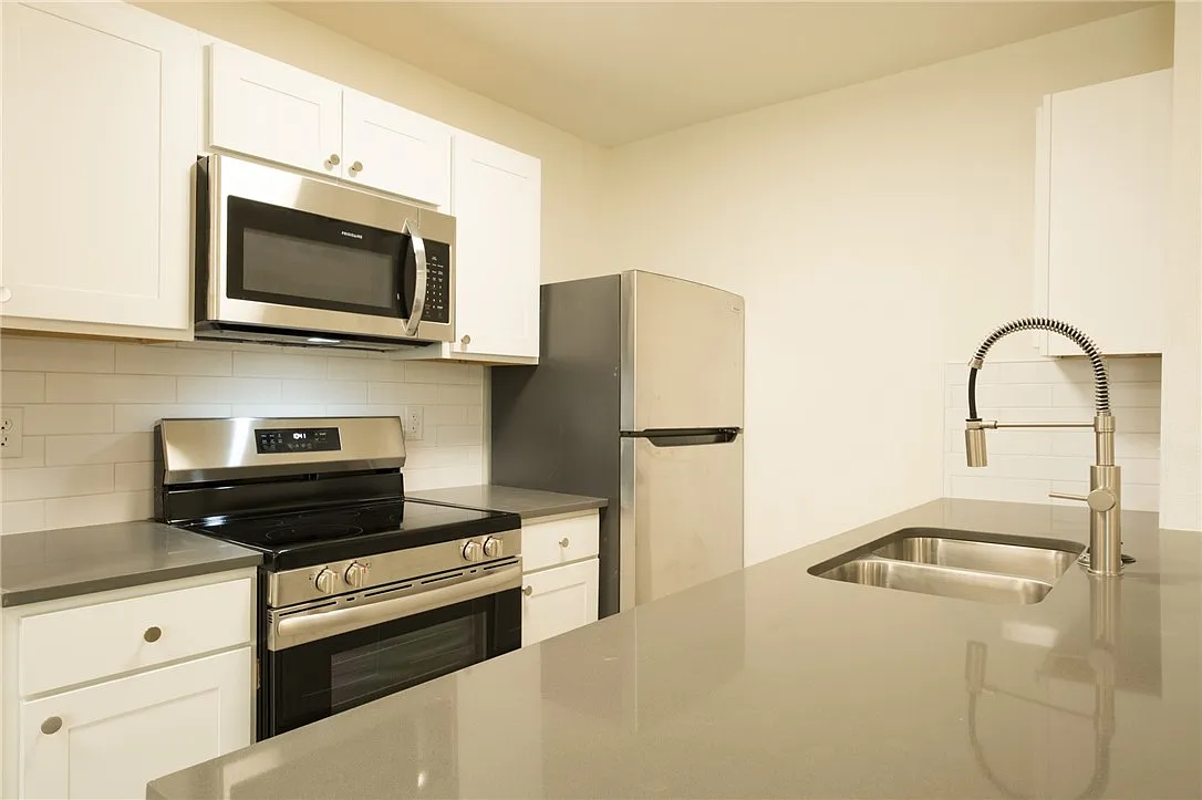 2 bed, 798 sqft, $925 — Photo 1