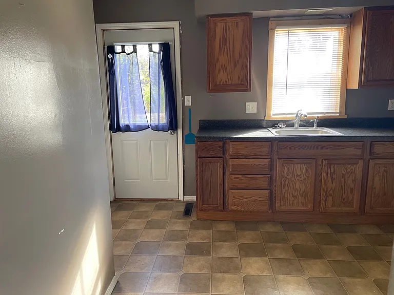 609 W Franklin St — Photo 3