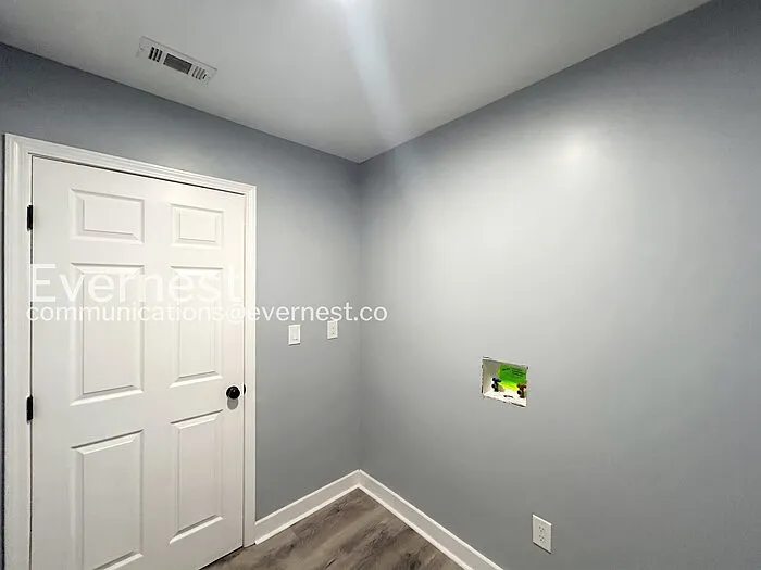 1621 Locust St — Photo 16