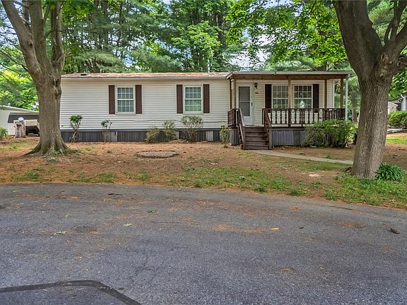3rd image of 1010 Spruce Ln