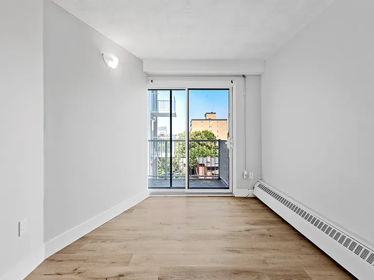 290 Nelson St — Photo 28