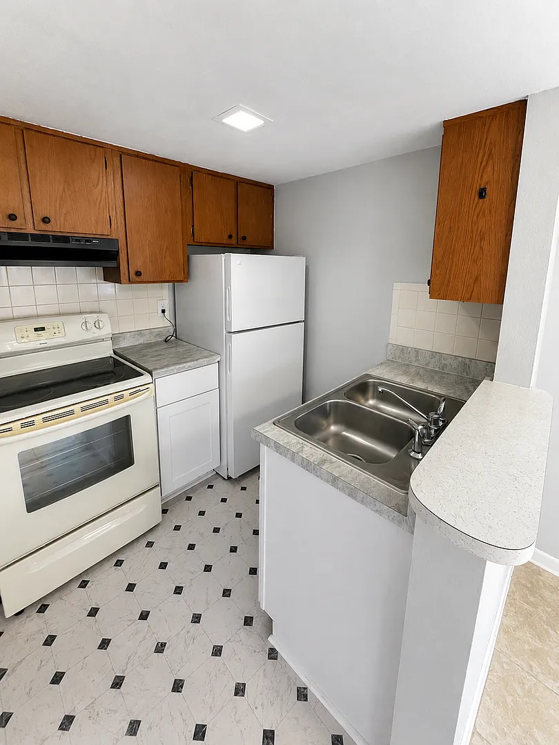 Spacious Remodeled 1BR/1BA Apartment with Beautiful New LVT Flooring — Photo 2
