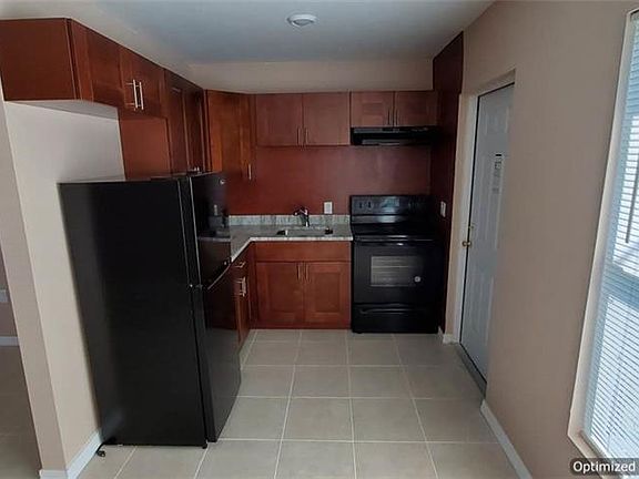 3rd image of 14 Westminster St N