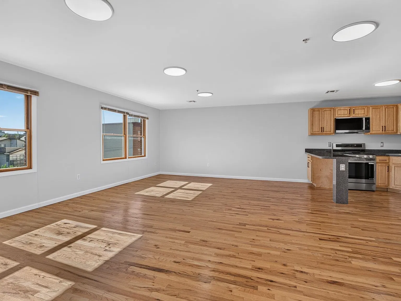 2 bed, 2.0 bath, 1000 sqft, $3,850 — Photo 2