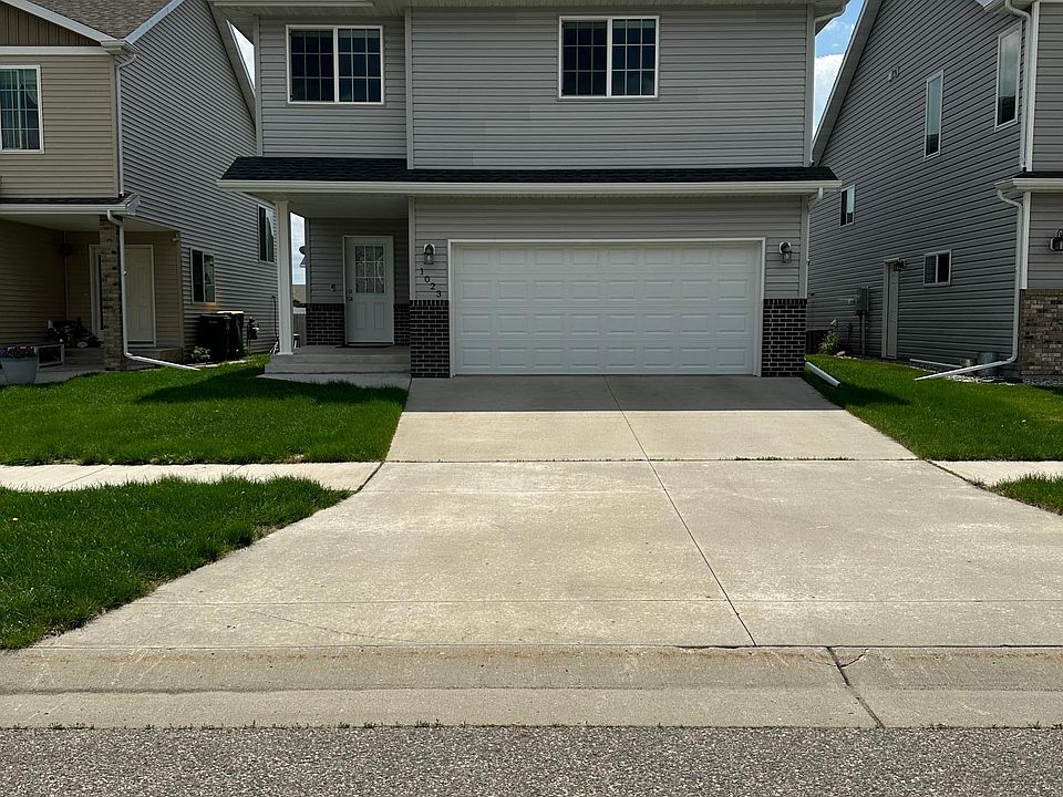 1st image of 1023 30th Ave W
