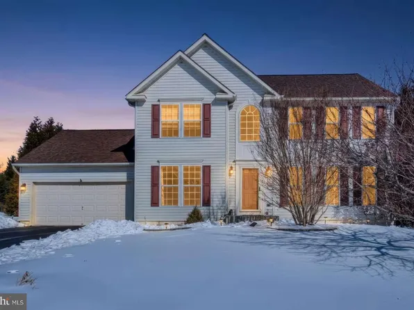 2040 Waterfall Dr, Hanover, PA 17331