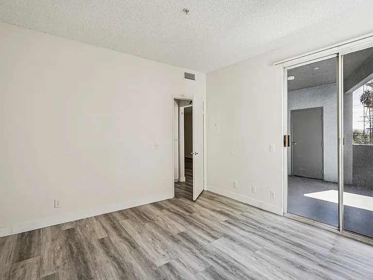 11657 Oxnard Str. — Photo 34