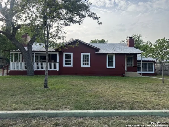 1411 Hackberry St, Bandera, TX 78003