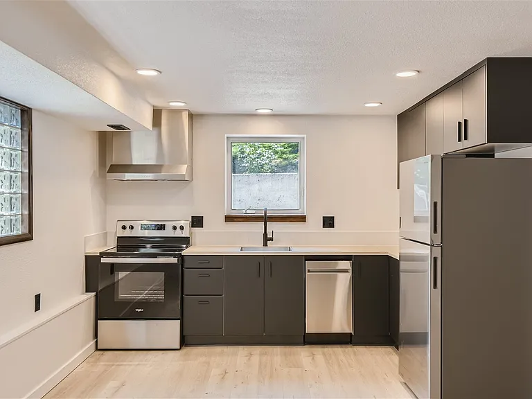 304 Jackson St — Photo 10