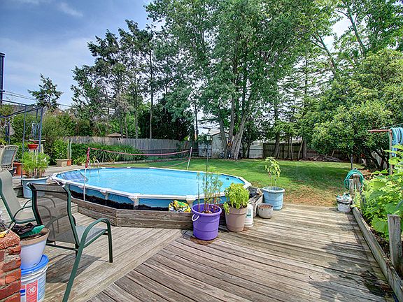 pool w/floating deck