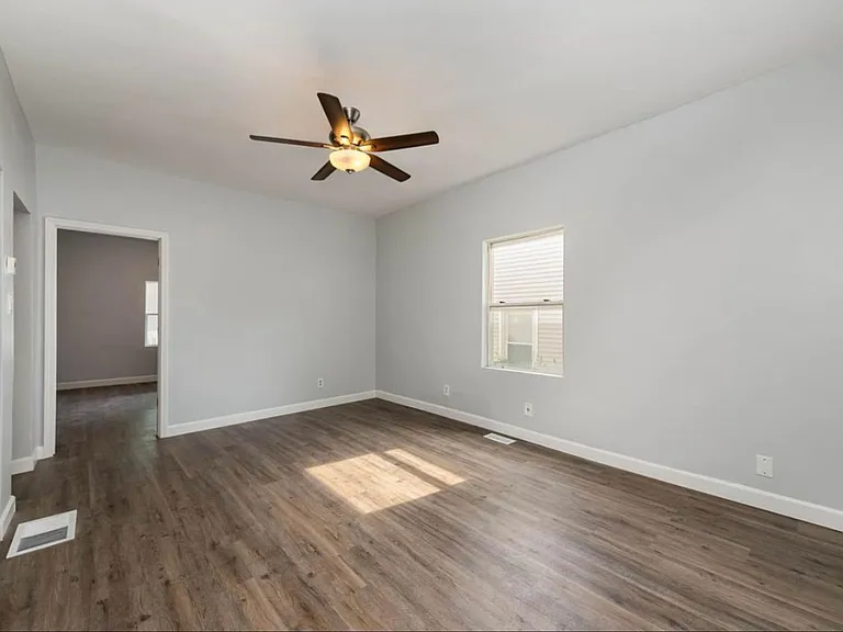 E. Walnut Hills - Cute 2 Bed In Upper Of 2 Family — Photo 11