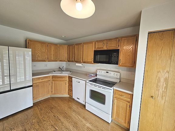 4th image of 1066 Huntington Ct