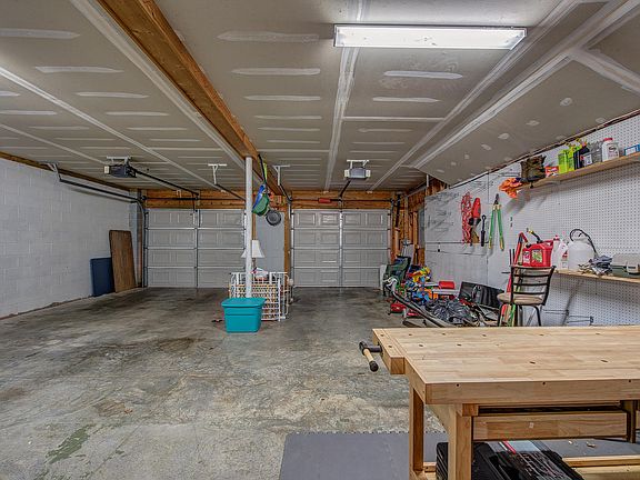 2nd image of 119 Bridgeport Ln