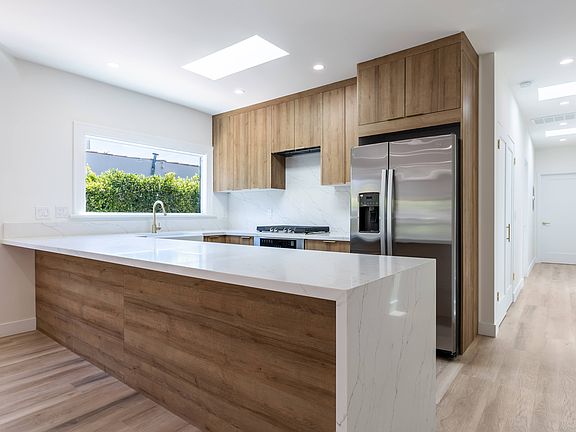 3rd image of 1011 Havenhurst Dr #1