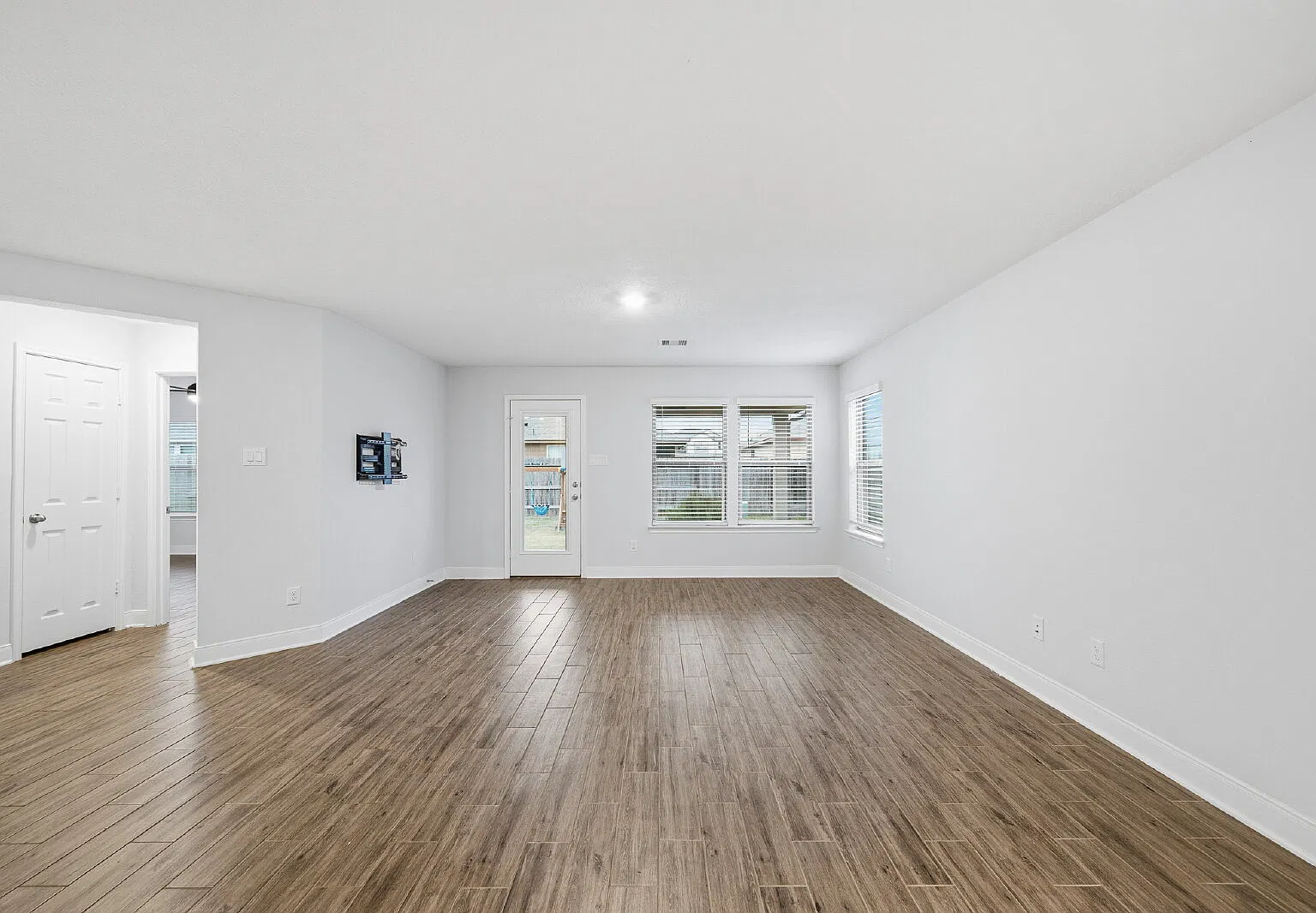 3 bed, 2.0 bath, 1652 sqft, $2,400 — Photo 4